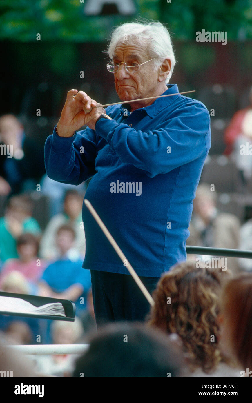 Leonard Bernstein conducendo la gioventù Orchesdtra del Schleswig Holstein Music Festival di Eutin Foto Stock