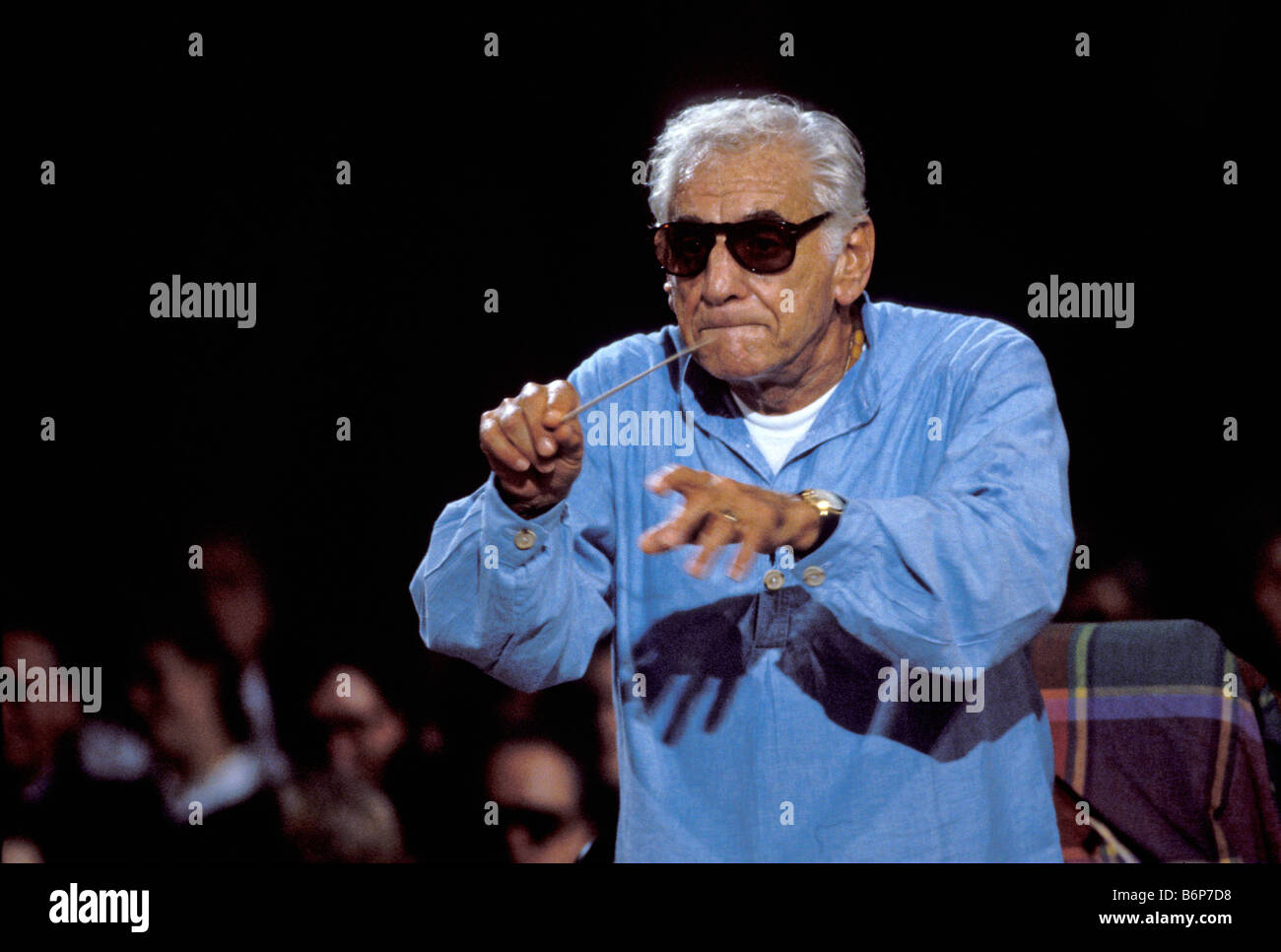 Leonard Bernstein orchestra di conduzione a Schleswig Holstein Music Festival Foto Stock