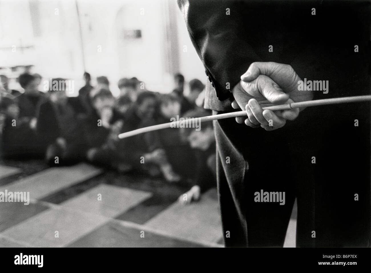Le mani del docente in possesso della canna da zucchero nel schoolclass Foto Stock