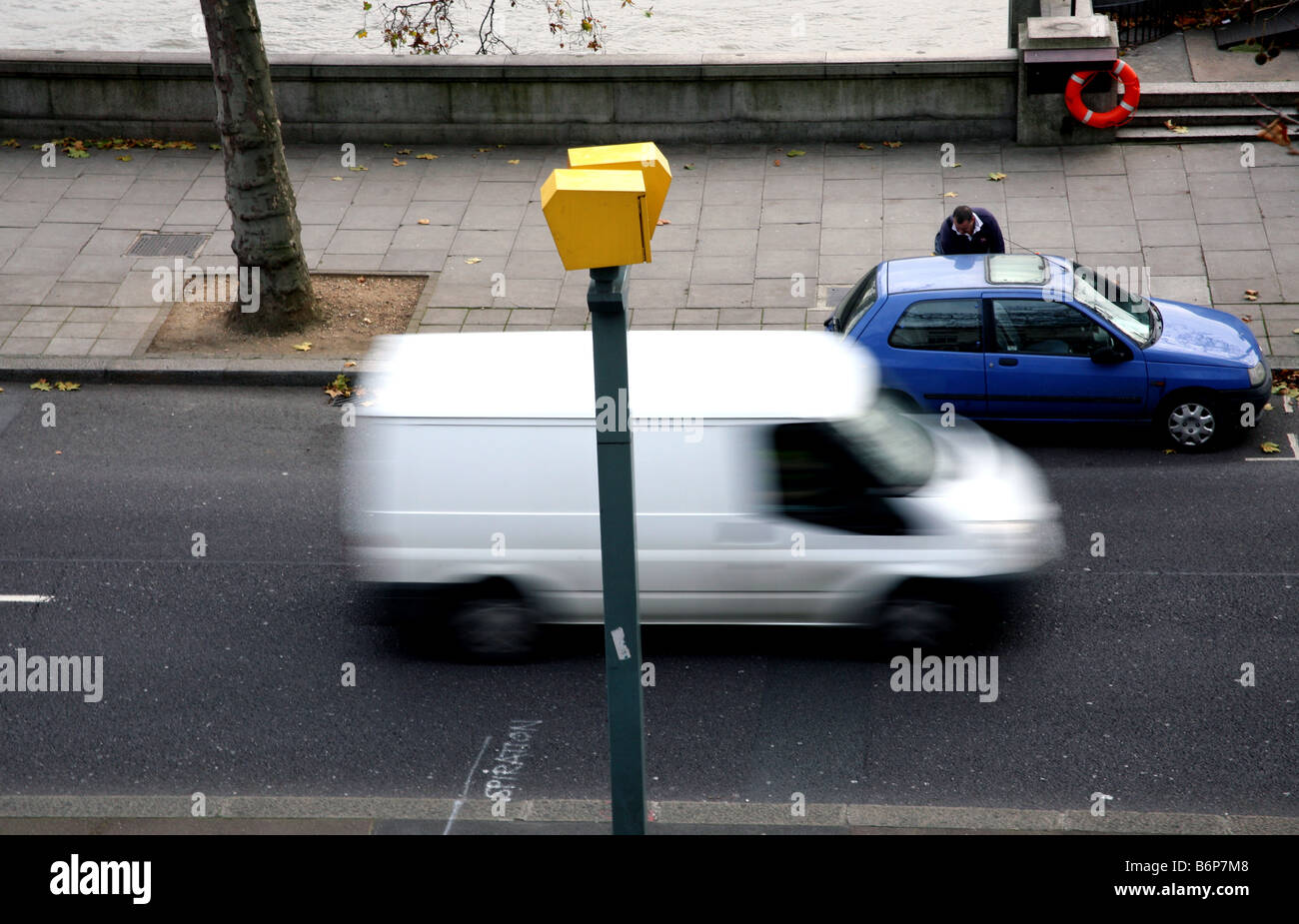 Furgone bianco velocità uomo passato la velocità telecamera in Londra Foto Stock