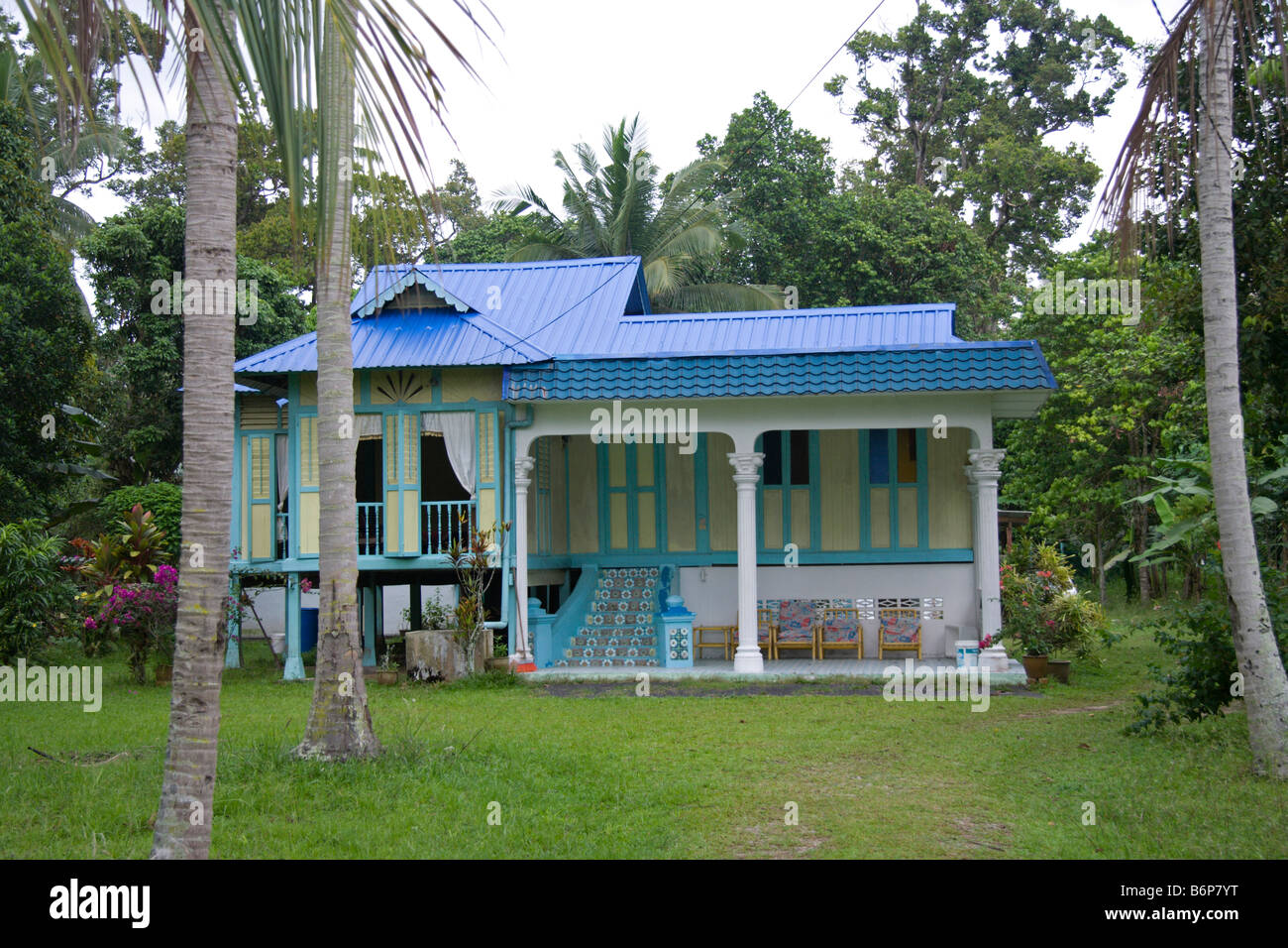 Vecchio Blu Malay kampung colorato a seri Menanti, Seremban, Malaysia Foto Stock