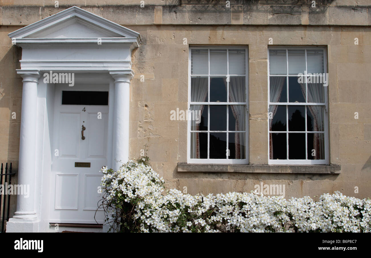 Bath Somerset REGNO UNITO dettagli architettonici di Georgian town house porta anteriore con portico pedimented, finestre a ghigliottina e clematis Foto Stock