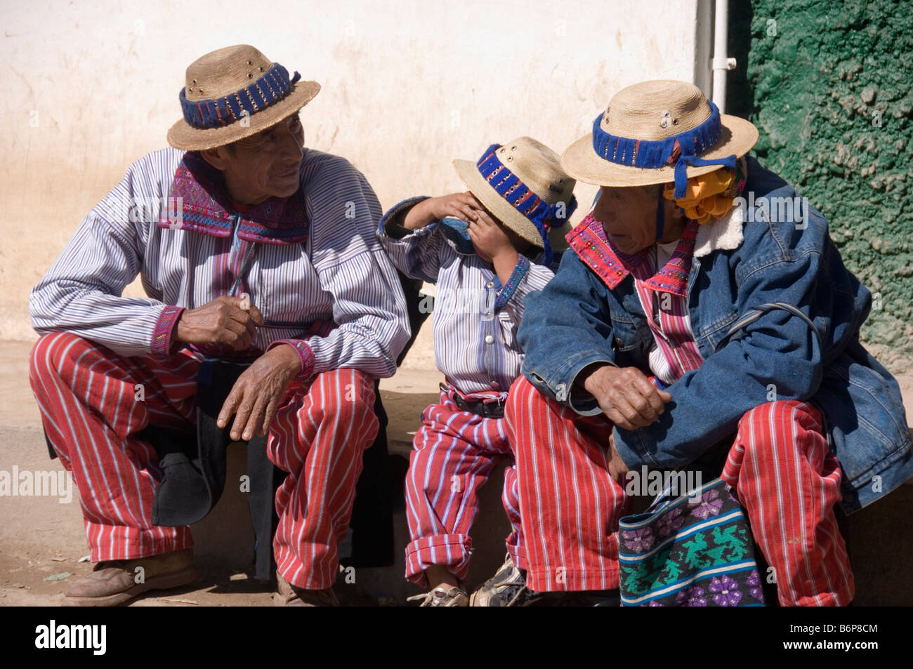 Due uomini e un ragazzo al festival annuale (Ott 31-Nov 2) inTodos Santos Cuchumatan,Guatemala Foto Stock