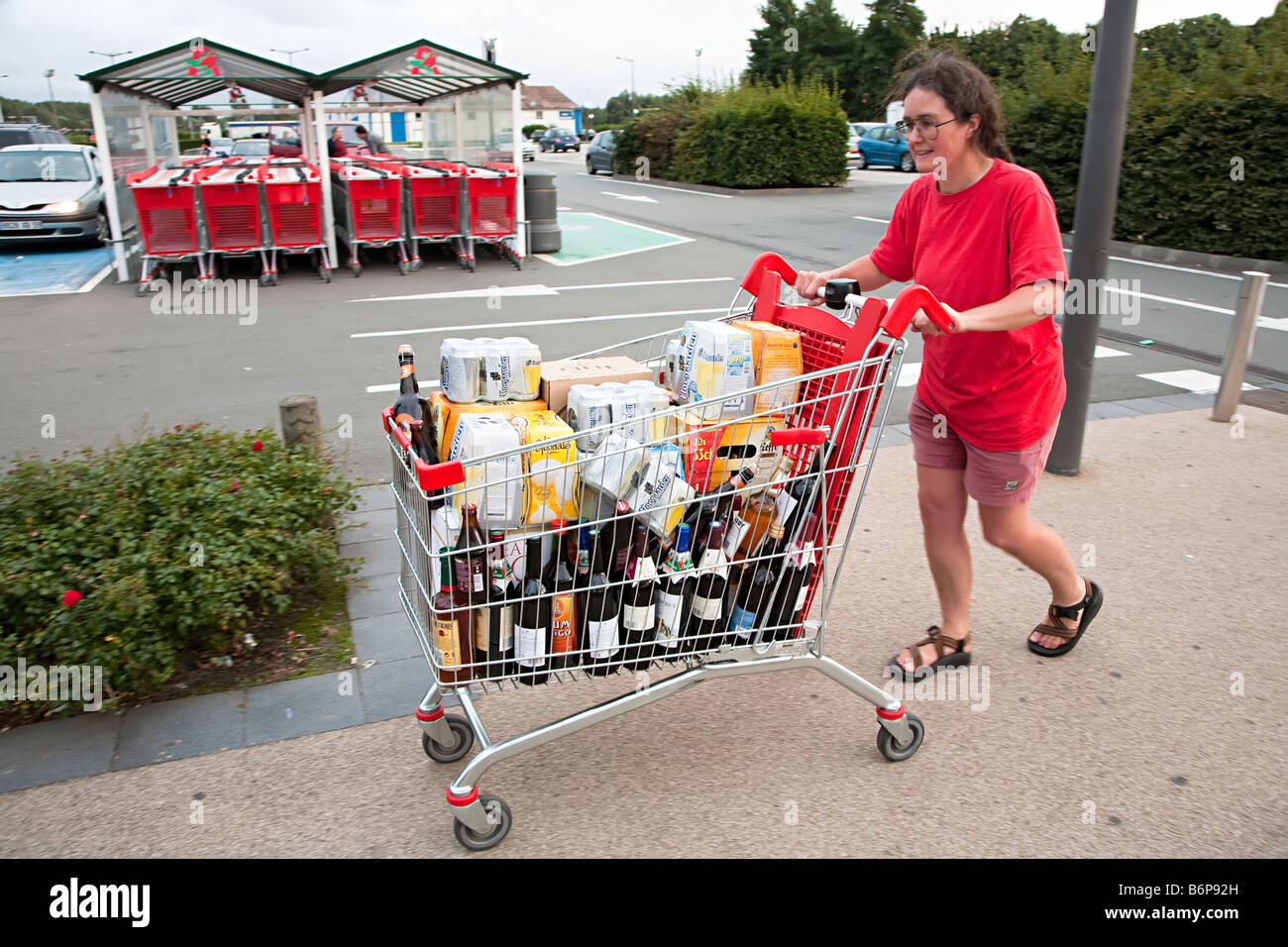 Donna con supermercato shopping riempita con il vino e la birra per riportare il REGNO UNITO DALLA FRANCIA Foto Stock