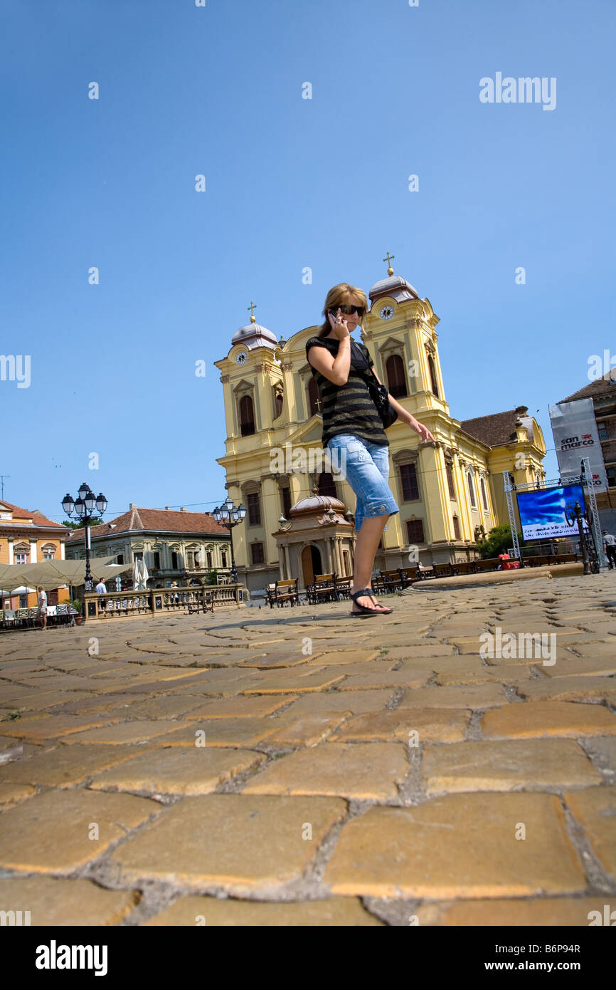 Timisoara Romania Europa orientale UE Piazza Dom Cattedrale Cattolica persone edilizia architettura storia Transilvania donna Foto Stock