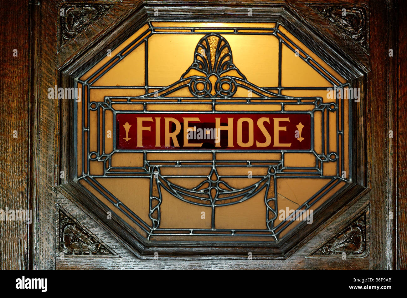 Una delle vetrate colorate per una manichetta antincendio in stile art deco Foto Stock