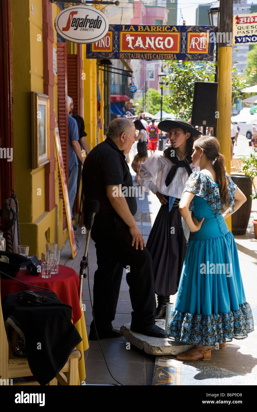 Ballerini di tango in scena di strada La Boca Buenos Aires Argentina America del Sud Foto Stock