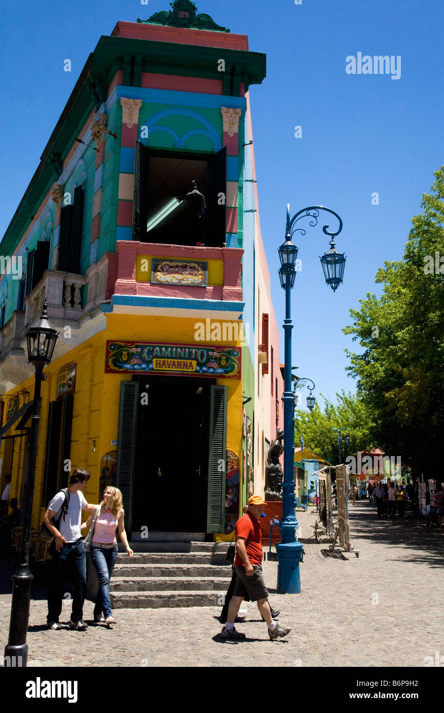 I turisti in strada a La Boca Buenos Aires Argentina America del Sud Foto Stock