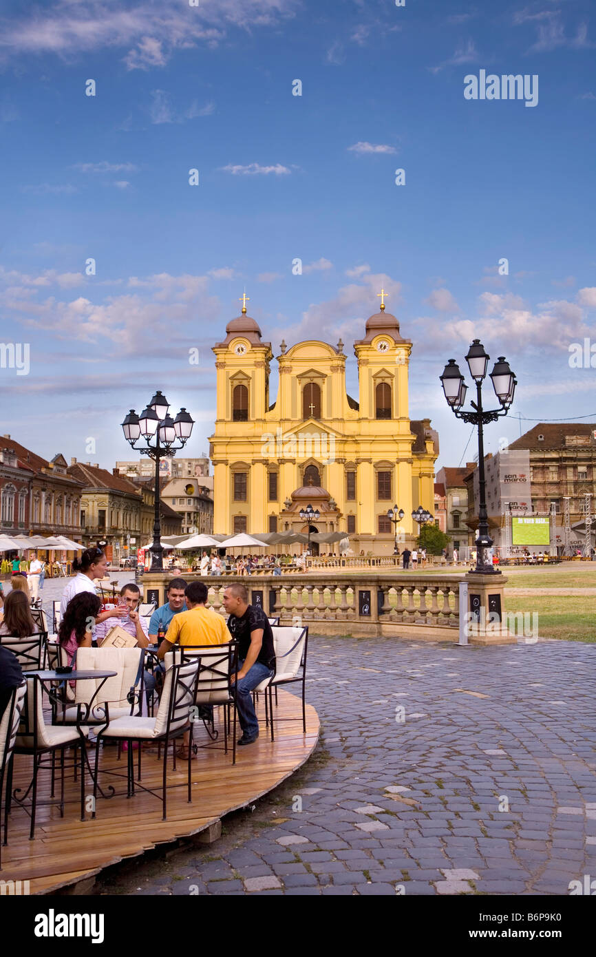 Timisoara Romania Europa orientale UE Catholic Cathedral Square persone di chiesa lanterna Transilvania Transilvanian edificio Foto Stock