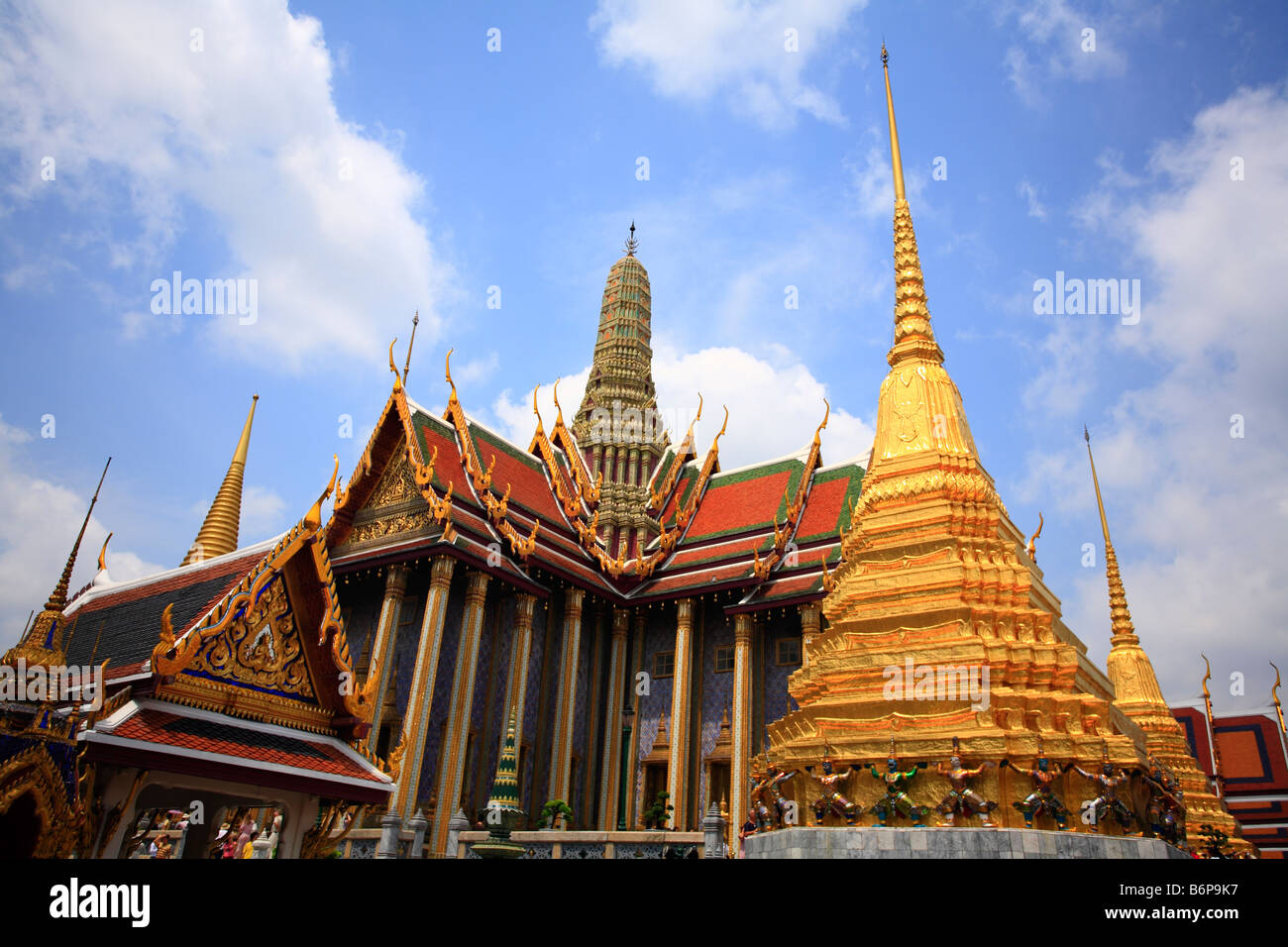 Chedi e Grand Palace a Bangkok in Tailandia del sud-est asiatico Foto Stock