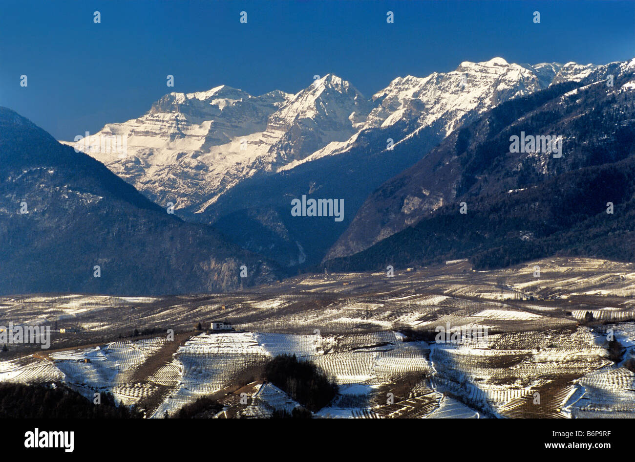 Massiccio del Brenta sulla Val di Tovel in inverno vista da Sanzeno village in Trentino Dolomiti Alto Adige Italia Foto Stock