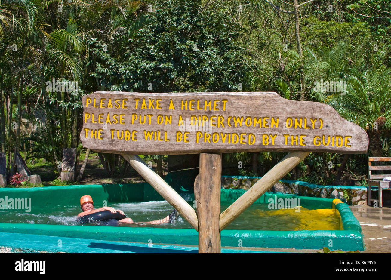 Fondo di 1.600 piedi (487 metri) lungo scivolo acquatico a Buena Vista  Lodge, Costa Rica. Cuoio 'diaper' protegge le donne durante la diapositiva  Foto stock - Alamy