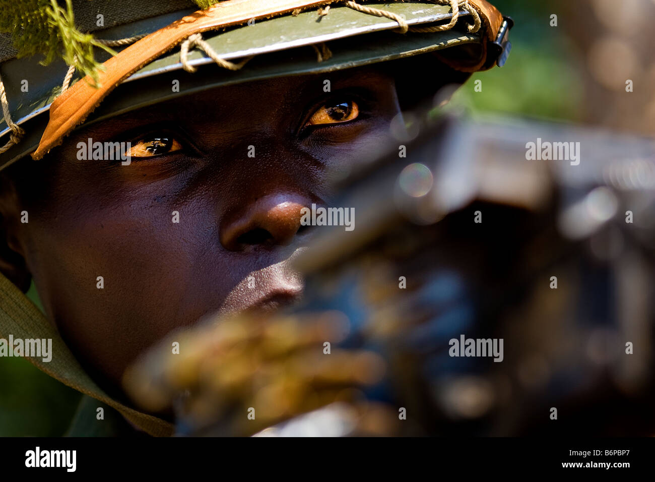 Africain soldato puntando la sua pistola della macchina Foto Stock