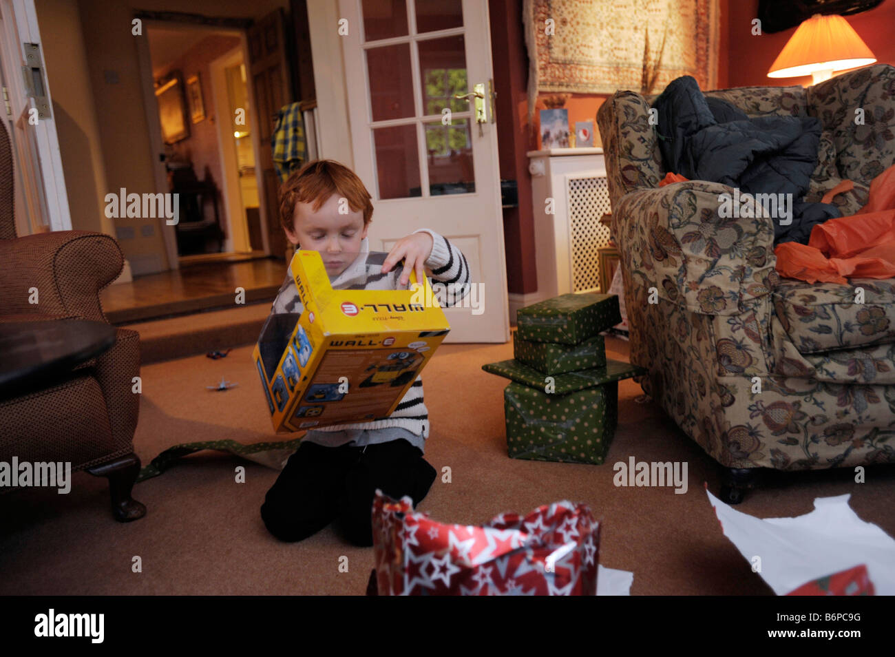 Un 4yr old boy non imballato Disney 'Wall E' regalo di Natale Foto Stock