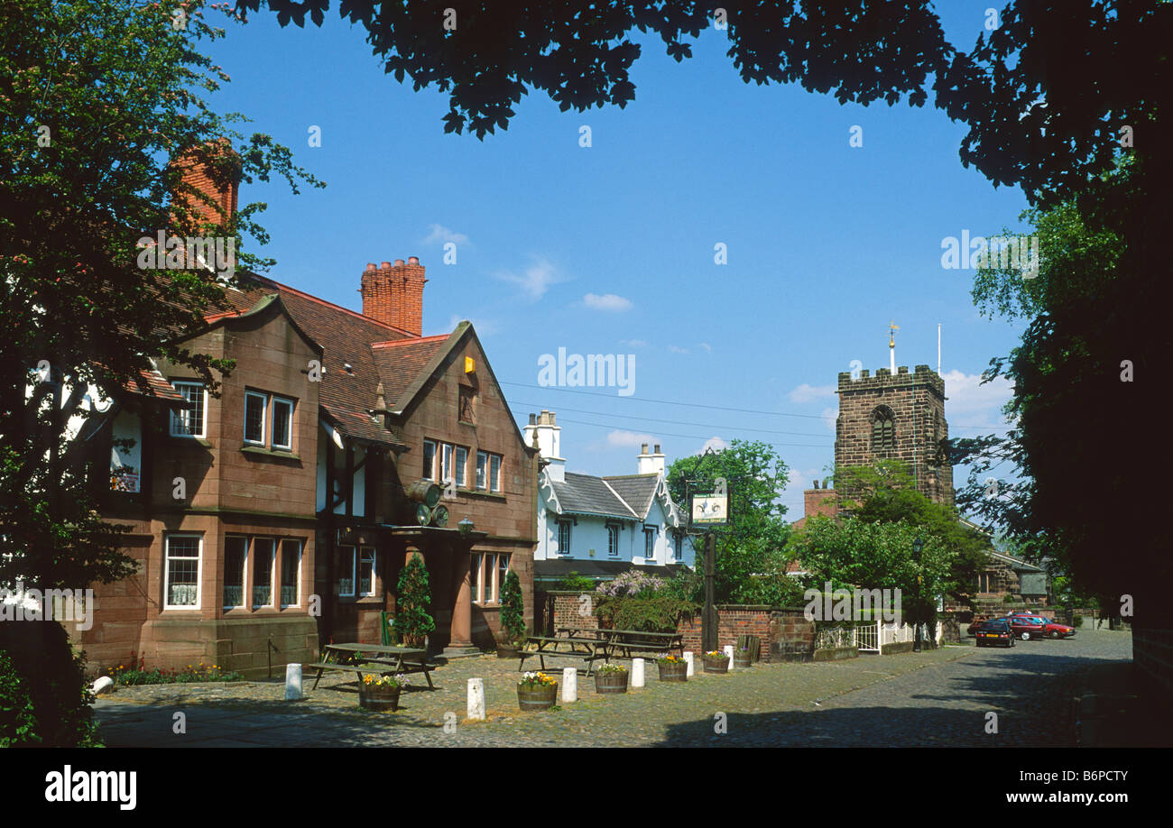 Pub, case e la chiesa nel centro del villaggio, Grappenhall, Cheshire Foto Stock