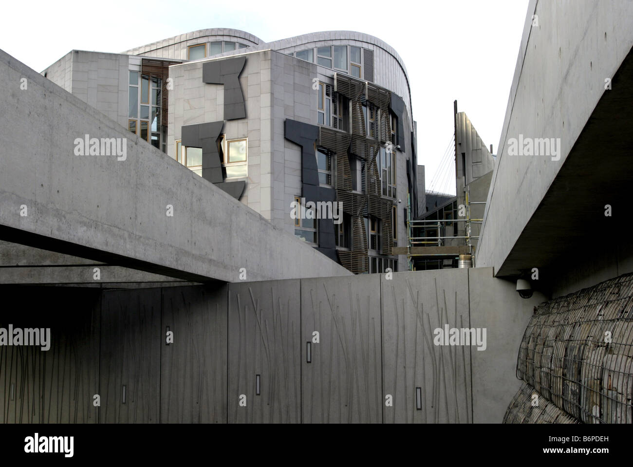 Vista dell'edificio del parlamento scozzese che mostra l'uso di calcestruzzo, a Edimburgo. Foto Stock