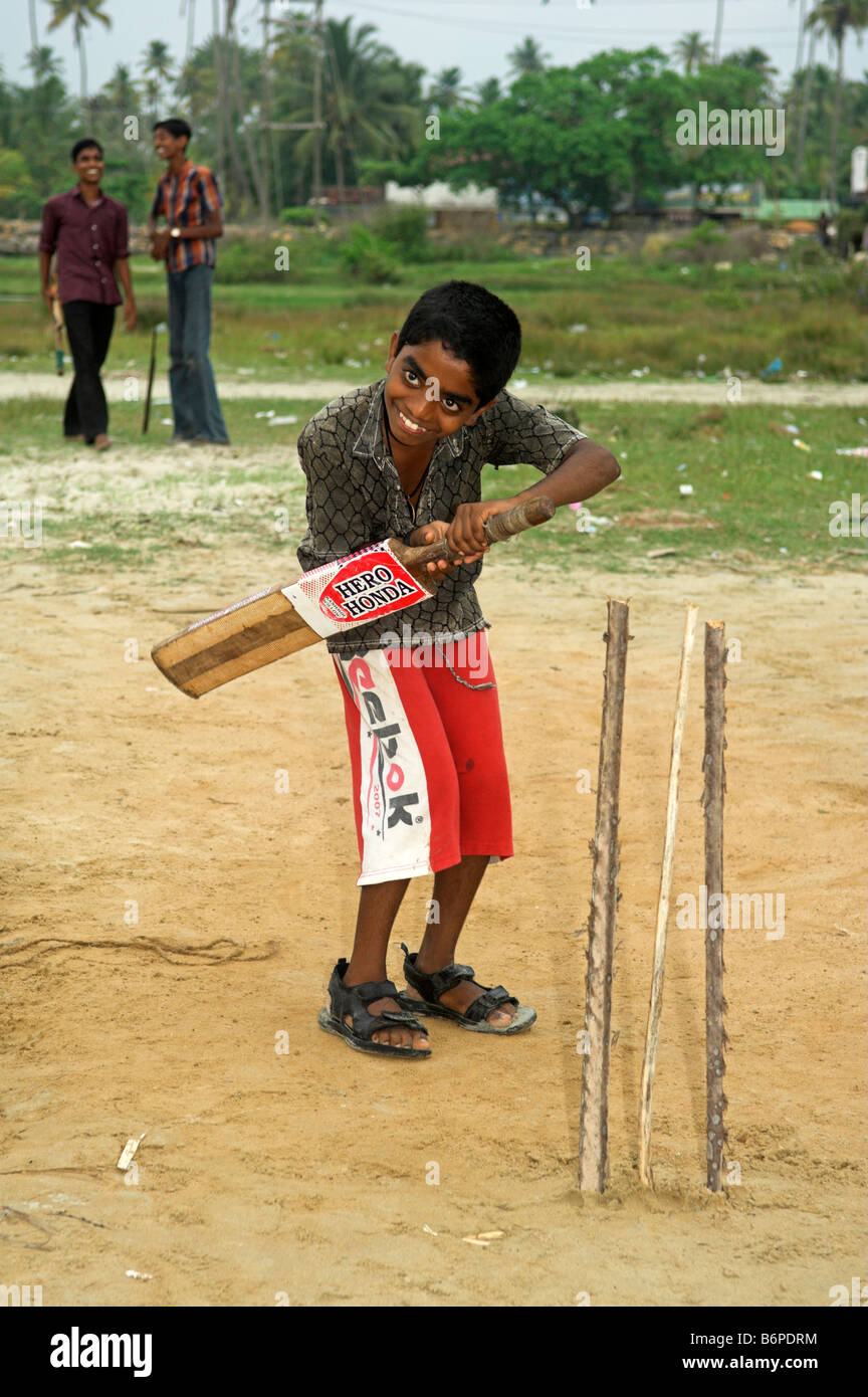 Giovane ragazzo indiano a giocare a cricket nel villaggio vicino Turavur Kerala India Foto Stock