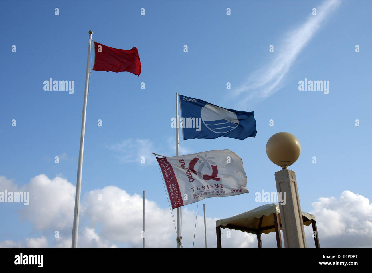 Bandiere in una spiaggia di Altea Alicante, che mostra che la spiaggia è sicuro come certificato dalla sua bandiera blu Foto Stock