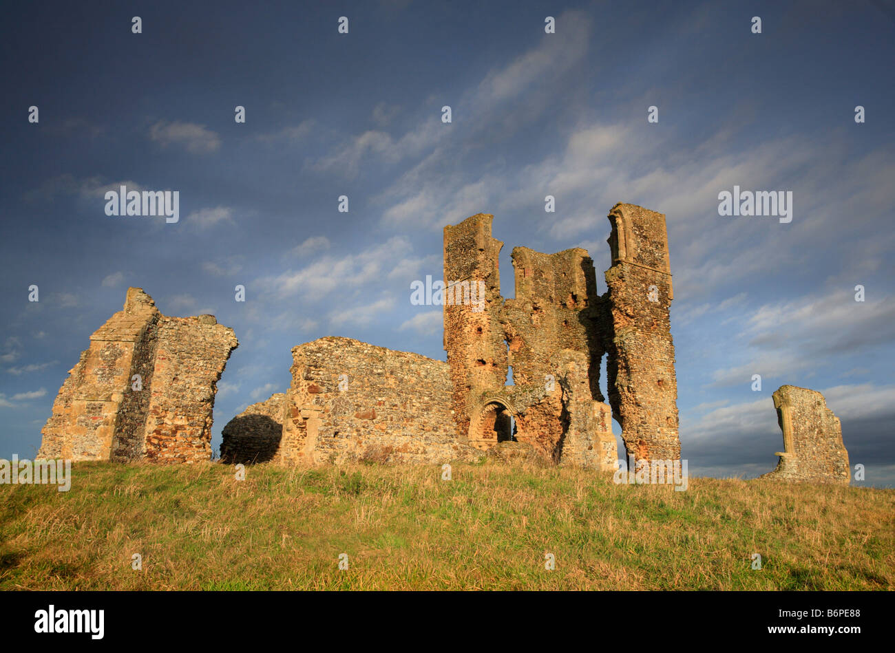 Le rovine della vecchia Bawsey Chiesa contro un bel cielo. Foto Stock