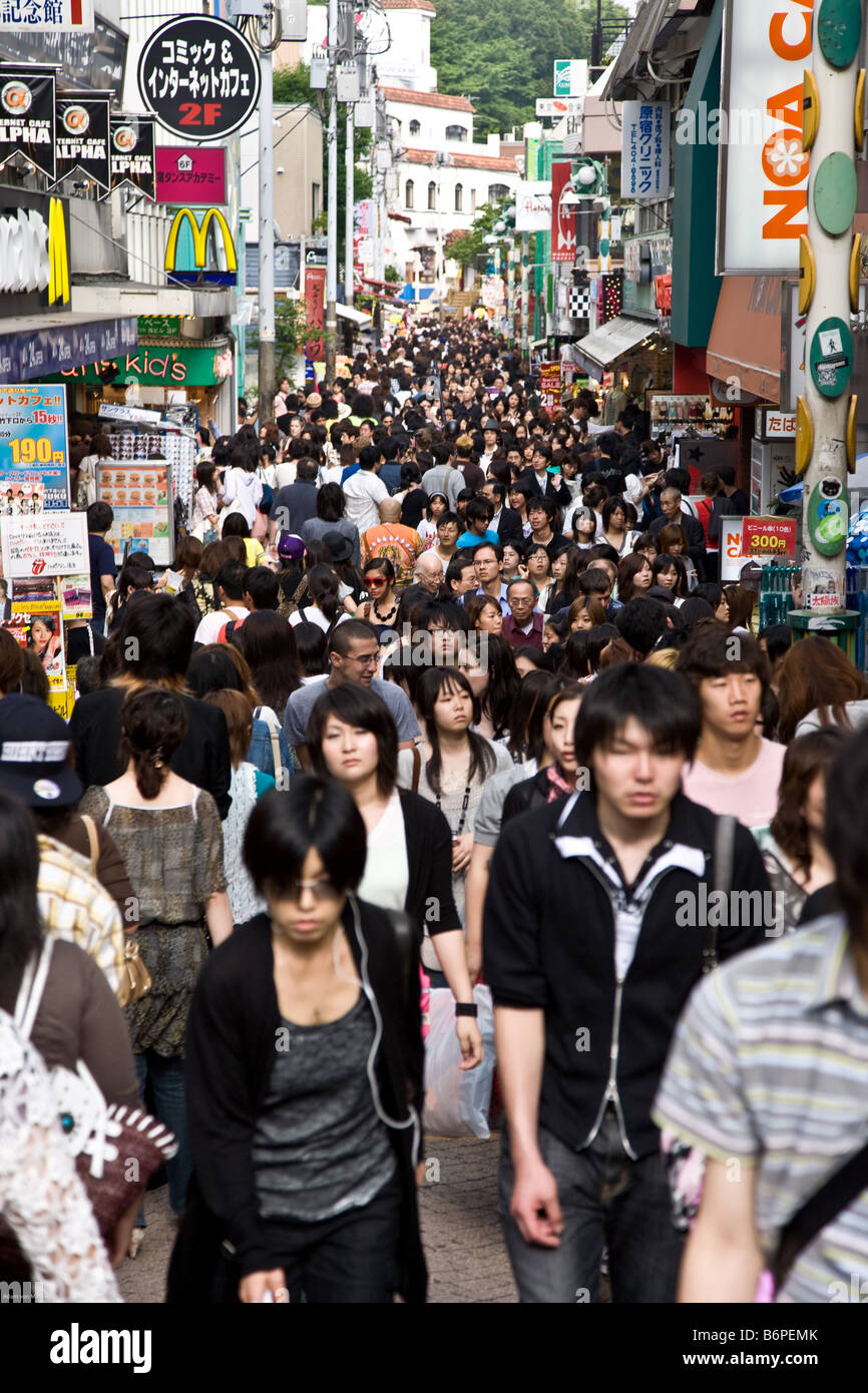 Folla su una strada giapponese a Tokyo Foto Stock