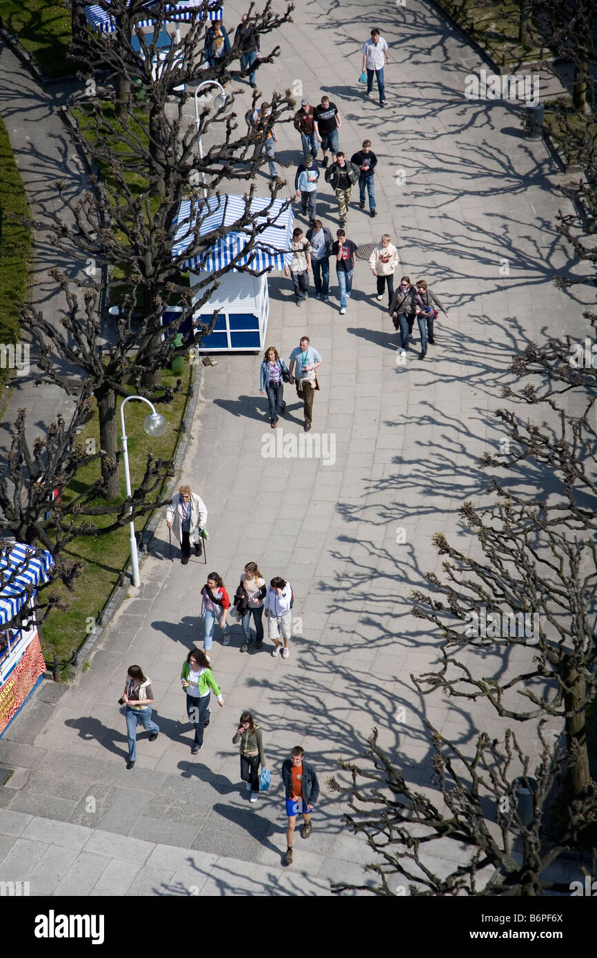 La Polonia Europa Polska Sopot lungomare occupato persone street mare alberi ad albero si spegne Foto Stock