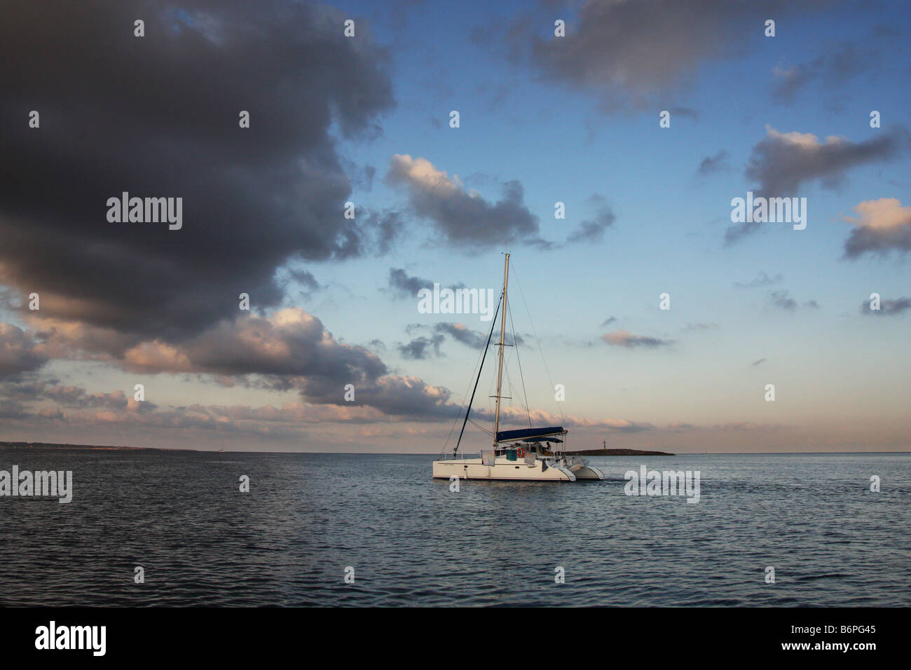 Di calme acque del mar Mediterraneo a sunrise Foto Stock