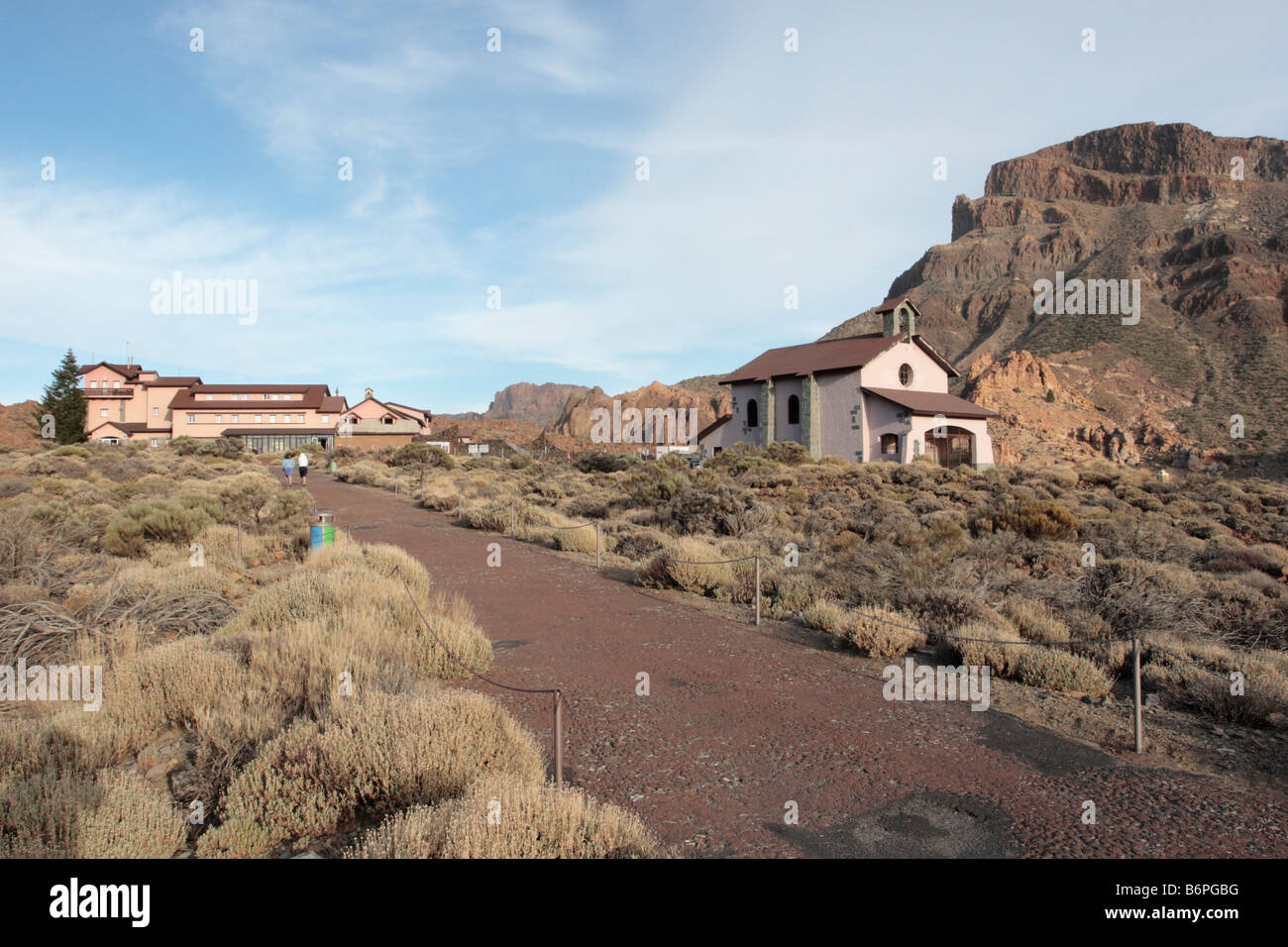 Il Parador e chiesa nel parco nazionale di Las Canadas del Teide Tenerife nelle Isole Canarie Spagna Foto Stock