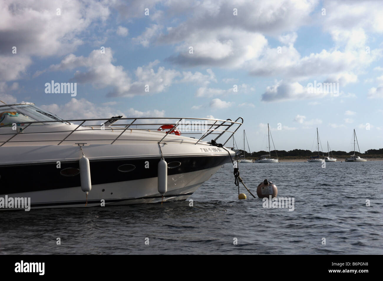 Prua di una nave ancorata e legata ad una boa in Isole Baleari Foto Stock