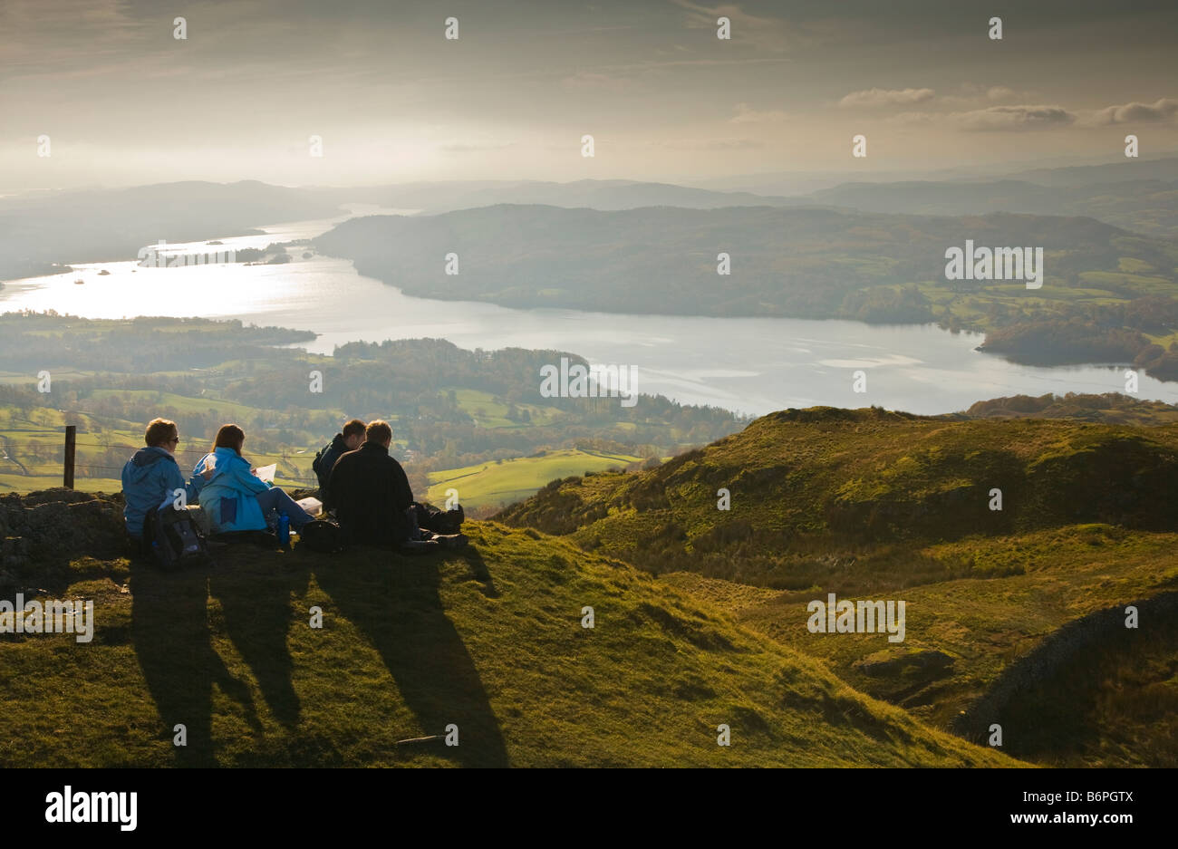 Vista su Windermere da Wansfell Pike su una soleggiata giornata autunnale nel Lake District Cumbria Inghilterra England Regno Unito Foto Stock