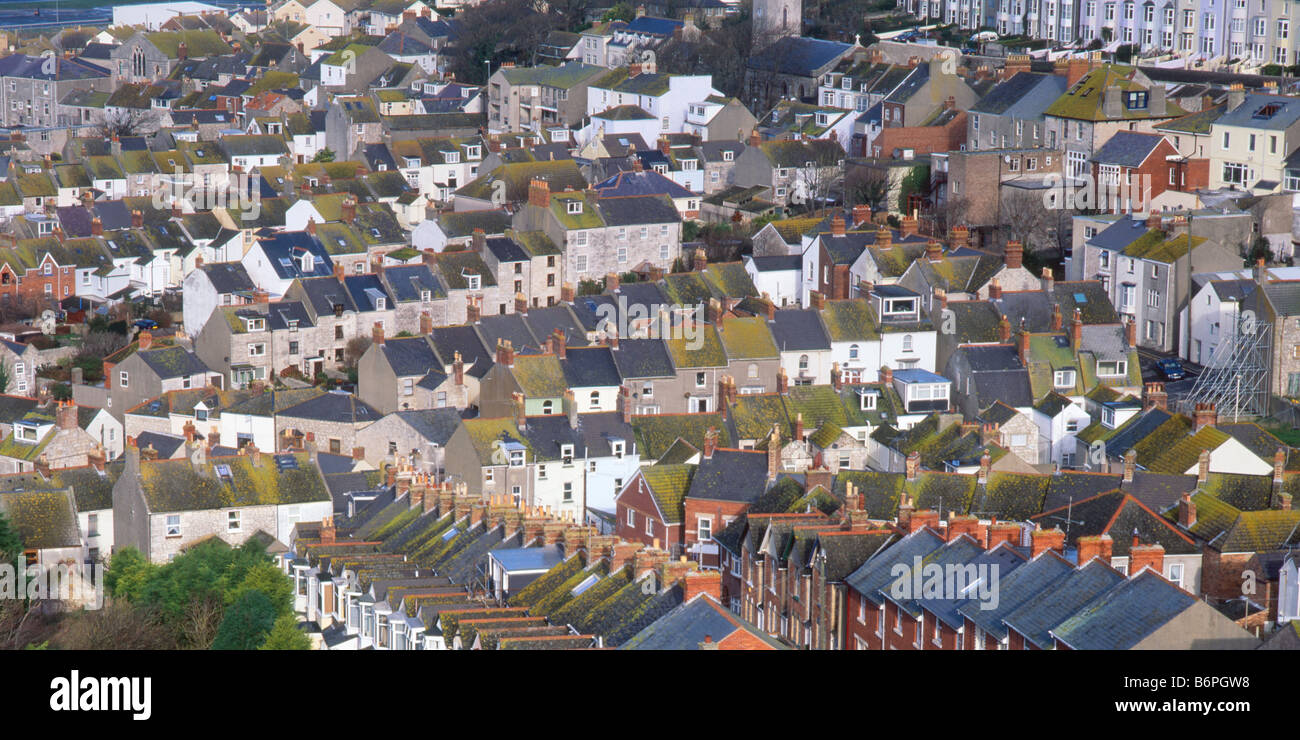 Vista panoramica di case a schiera in Fortuneswell, isola di Portland, Dorset, Regno Unito Foto Stock