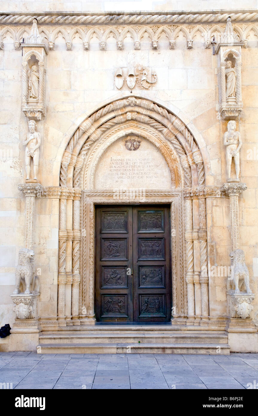 Le porte delle chiese di oriente portale della Cattedrale di San Giacomo a Sebenico Croazia Foto Stock