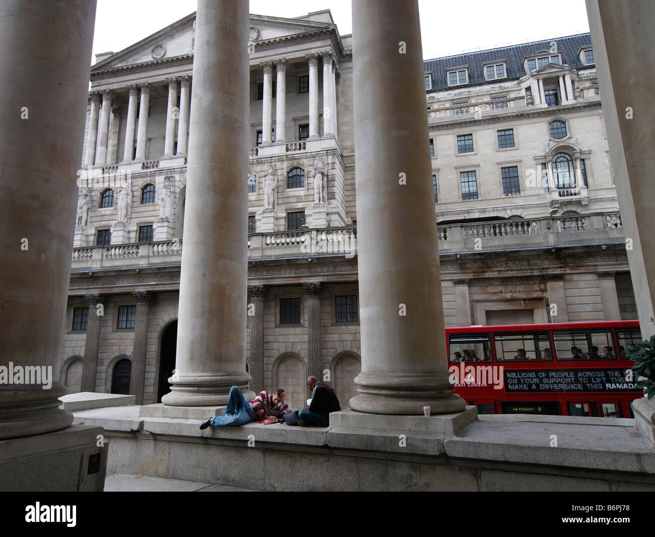 Gli uomini rilassante vicino al National Bank of England London REGNO UNITO Foto Stock