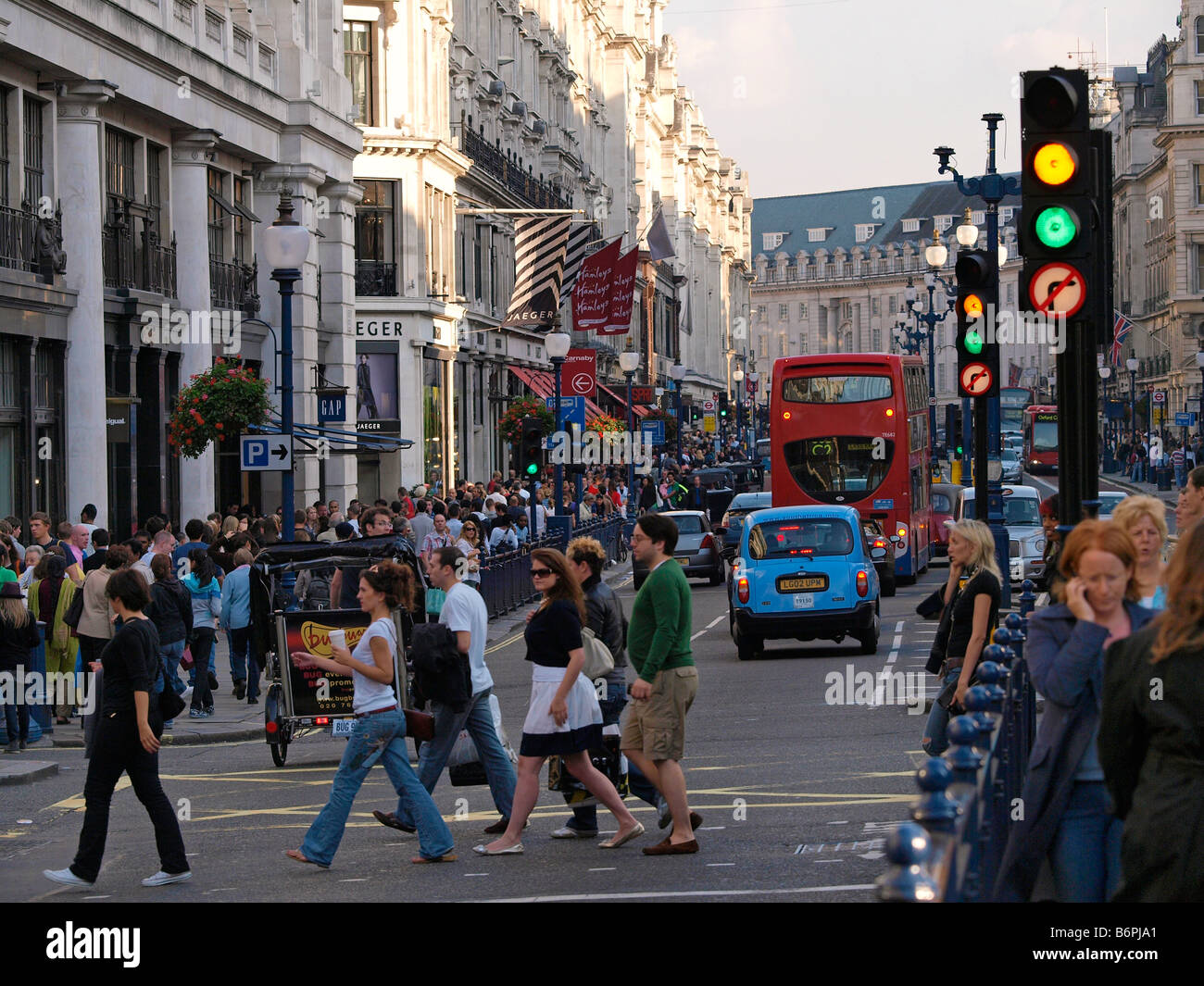 Affollato di Regent Street con molte persone shopping London REGNO UNITO Foto Stock