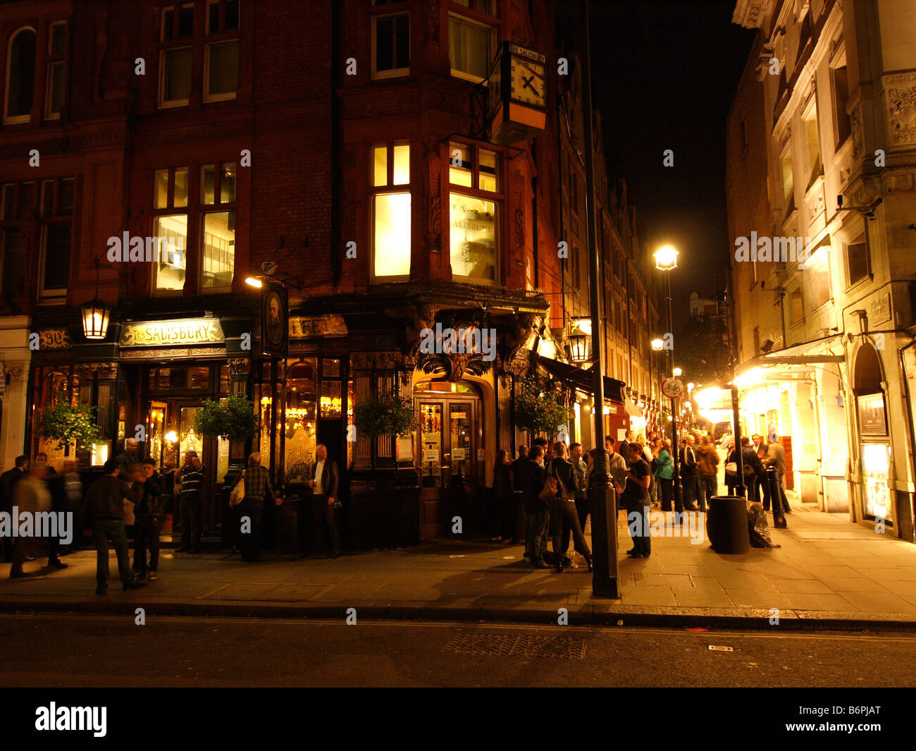 La vita notturna di Londra un pub tradizionale Salisbury di notte London REGNO UNITO Foto Stock