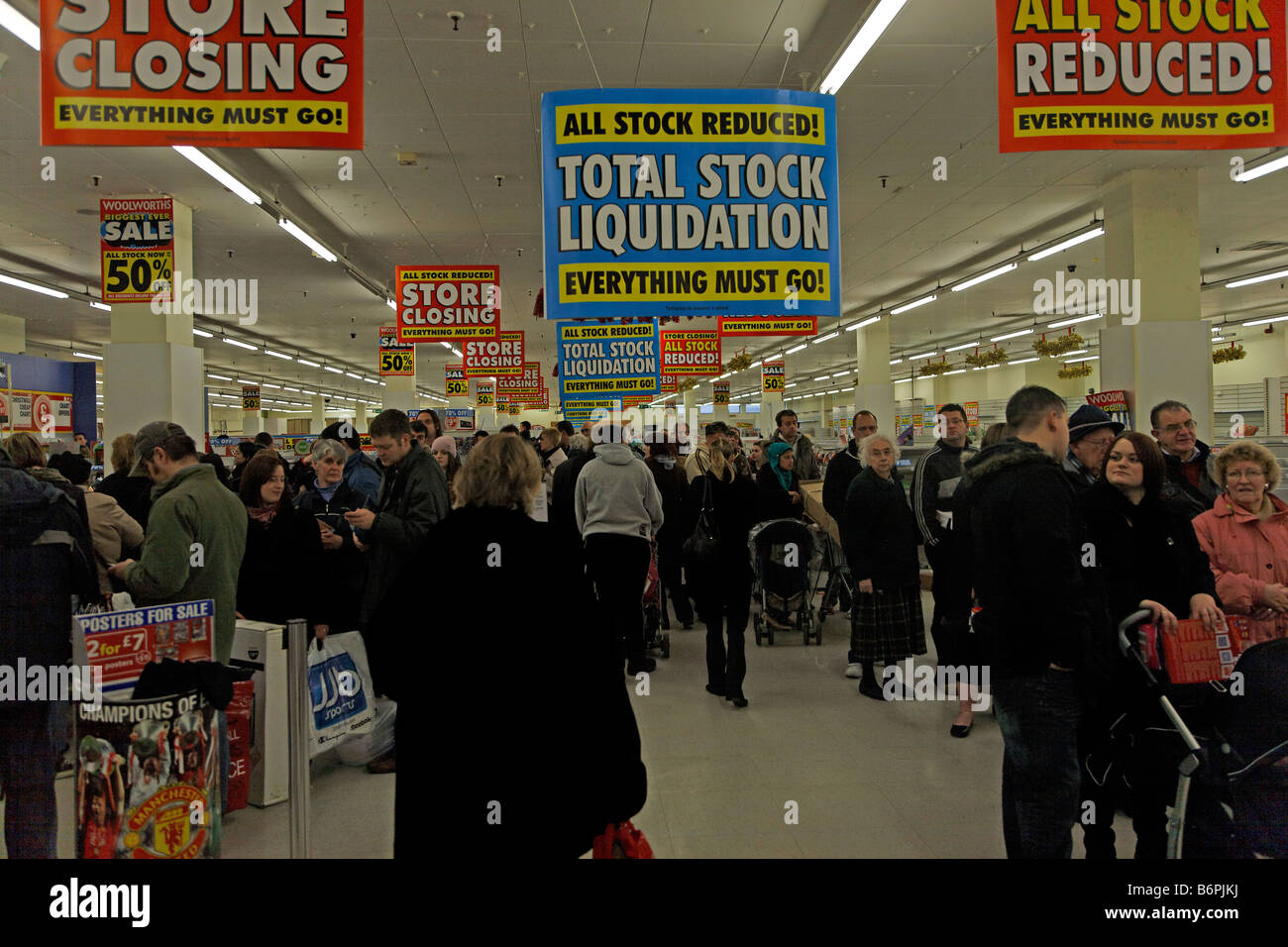 IPSWICH in Inghilterra il 27 dicembre 2008 la chiusura definitiva e giacenze di magazzino Woolworths Foto Stock