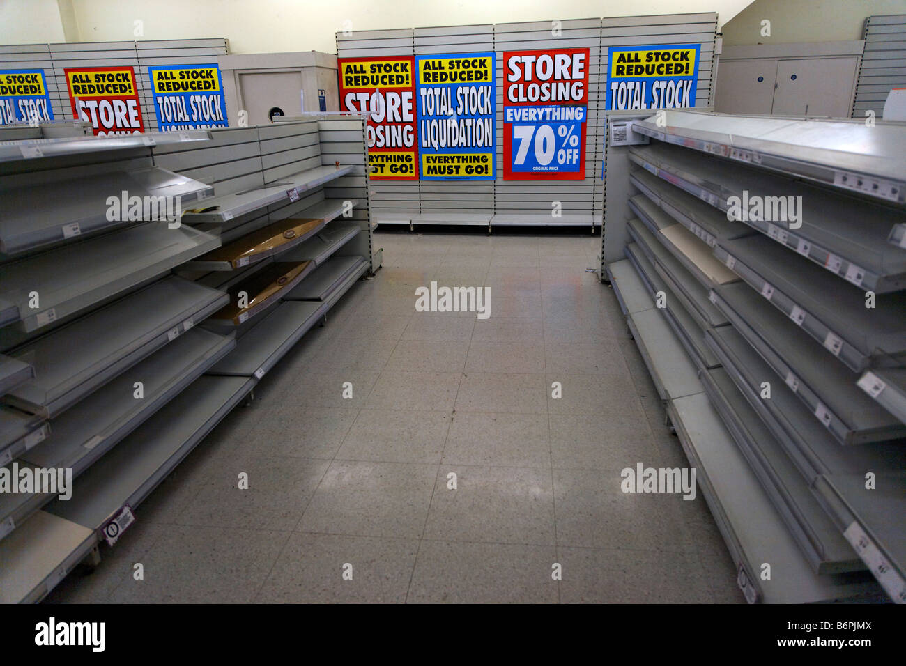 IPSWICH in Inghilterra il 27 dicembre 2008 la chiusura definitiva e giacenze di magazzino Woolworths Foto Stock