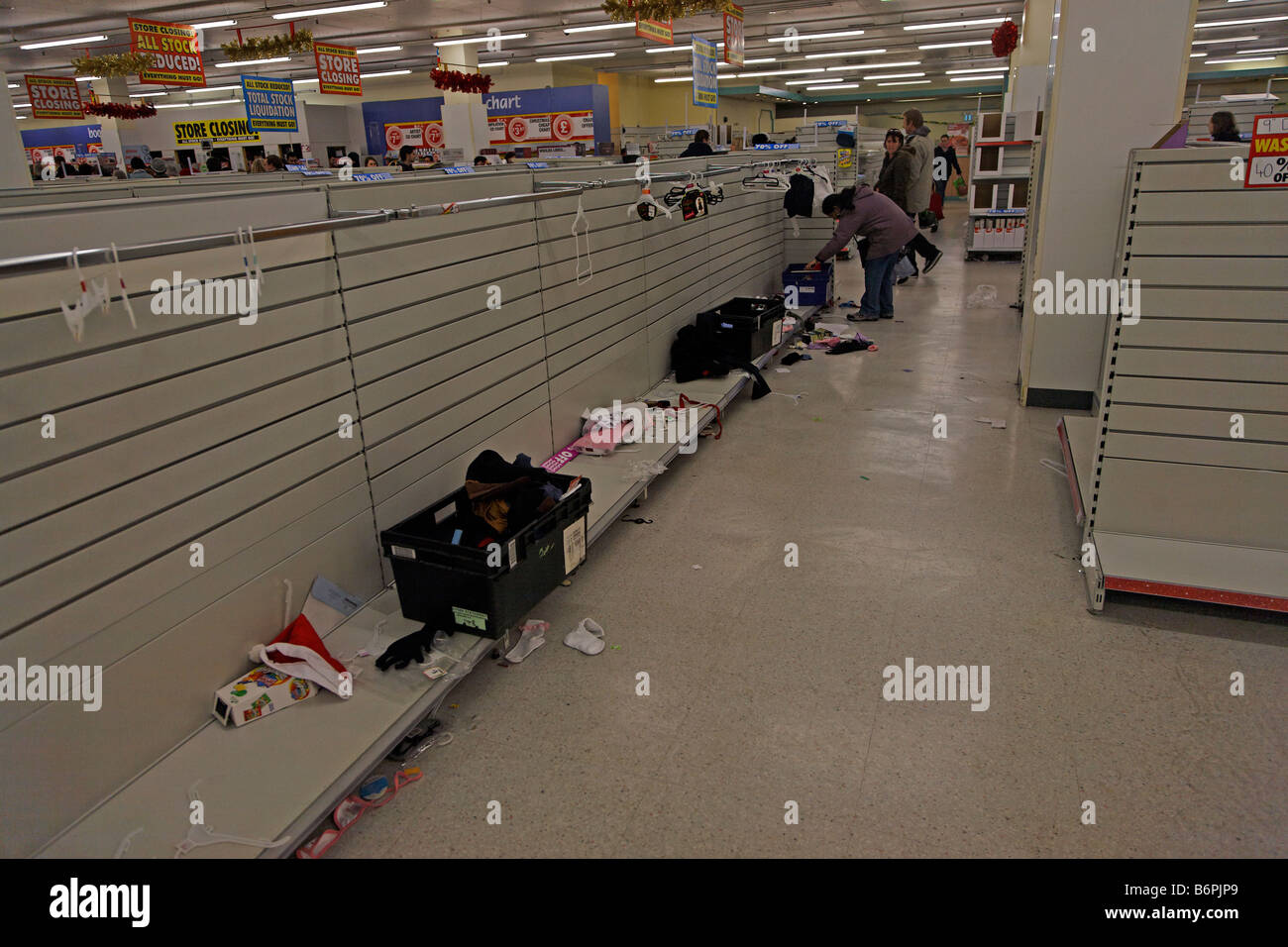 IPSWICH in Inghilterra il 27 dicembre 2008 la chiusura definitiva e giacenze di magazzino Woolworths Foto Stock