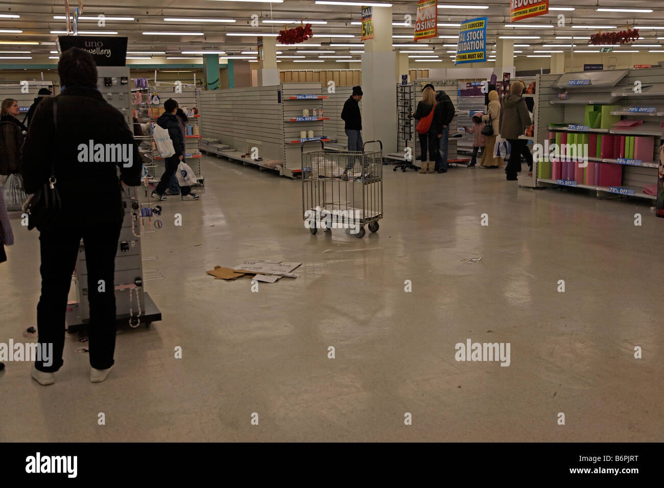 IPSWICH in Inghilterra il 27 dicembre 2008 la chiusura definitiva e giacenze di magazzino Woolworths Foto Stock