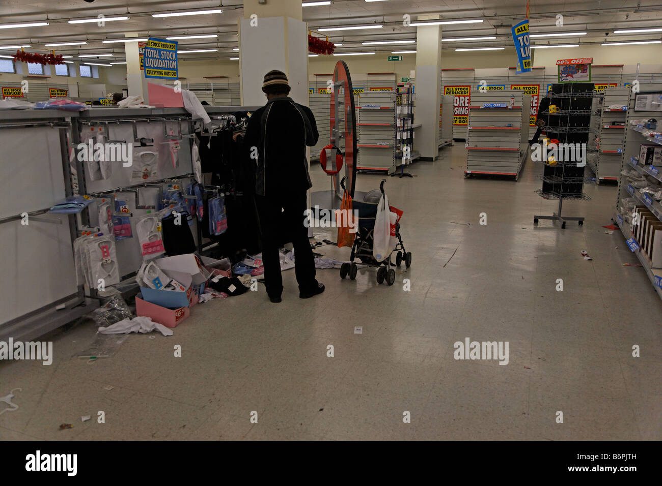 IPSWICH in Inghilterra il 27 dicembre 2008 la chiusura definitiva e giacenze di magazzino Woolworths Foto Stock