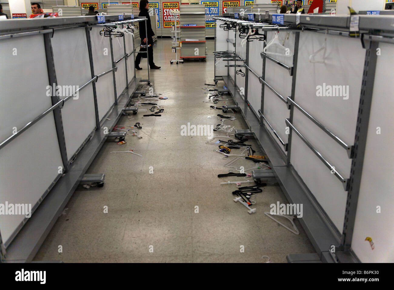 IPSWICH in Inghilterra il 27 dicembre 2008 la chiusura definitiva e giacenze di magazzino Woolworths Foto Stock