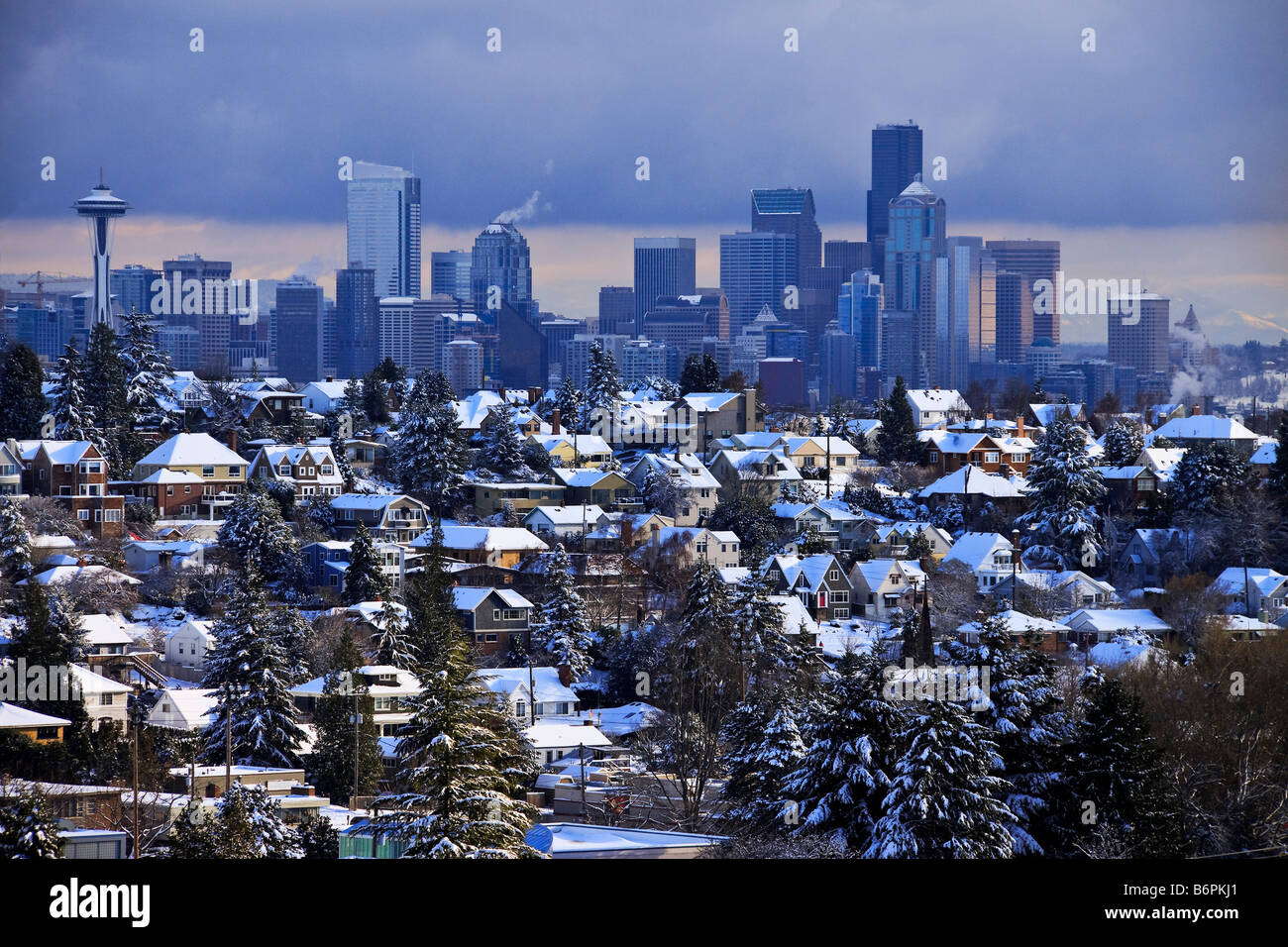 Coperte di neve quartiere Magnolia con Seattle Washington skyline a distanza Foto Stock