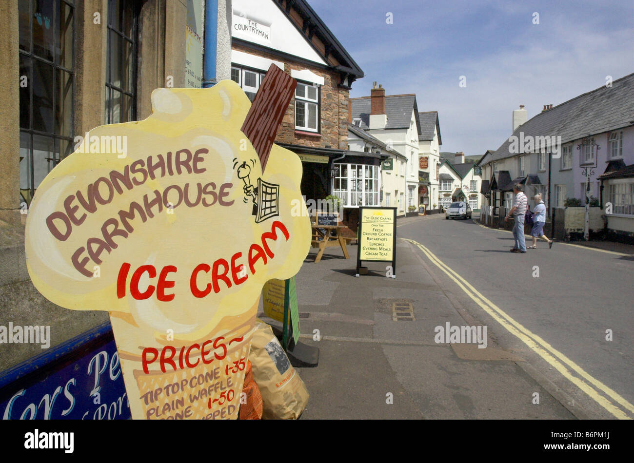 Un intaglio cono gelato pubblicità gelati in Porlock in Devon Foto Stock