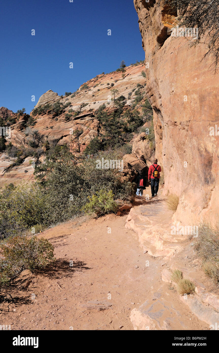 Due escursionisti lungo il Canyon Overlook Trail a Zion National Park nello Utah Foto Stock