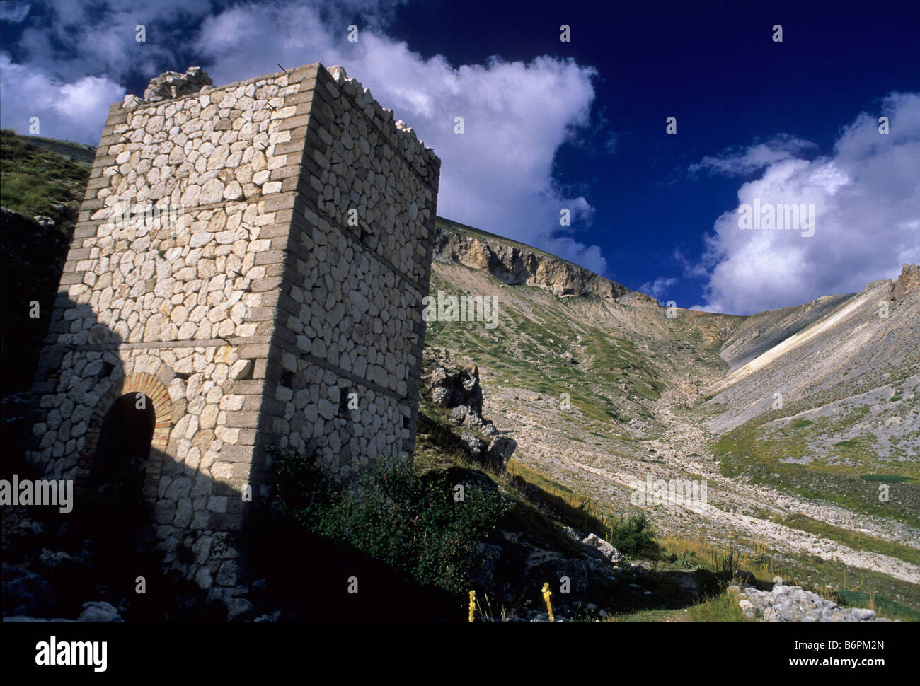 Vecchie miniere di bauxite nel Campo Imperatore pianura, Abruzzo Parco Nazionale del Gran Sasso, Abruzzo, Italia Foto Stock