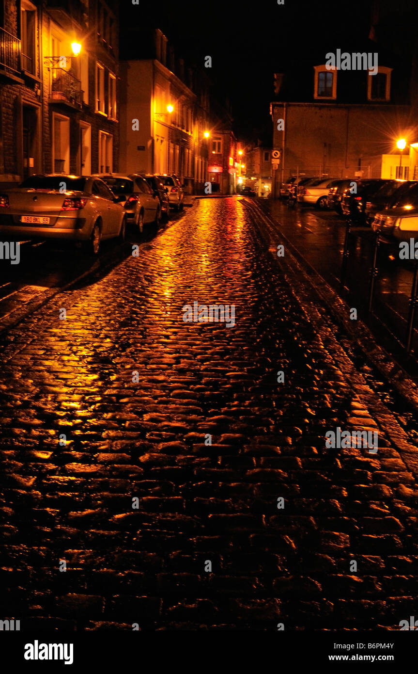 Francia Boulogne sur Mer Città vecchia Rue de Lille di notte Foto Stock