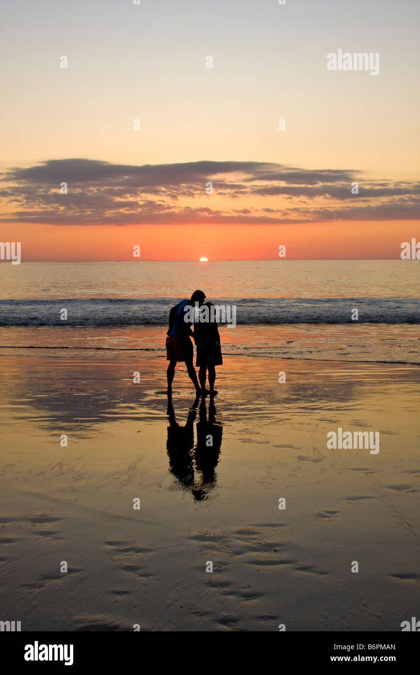 Amare giovane baci mentre godendo la spiaggia al tramonto su Flamingo Beach in Costa Rica Foto Stock