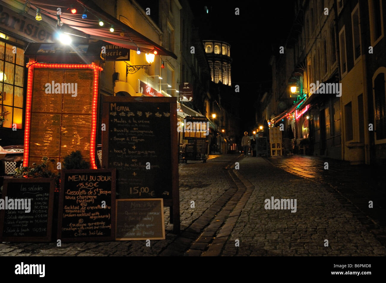 Francia Boulogne-sur-Mer Città vecchia Rue de Lille di notte Foto Stock