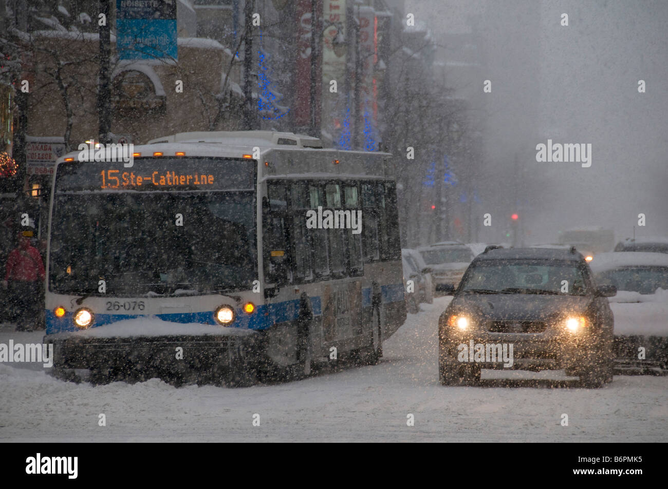 Tempesta di neve su Ste Catherine Street nel centro di Montreal, Canada Foto Stock