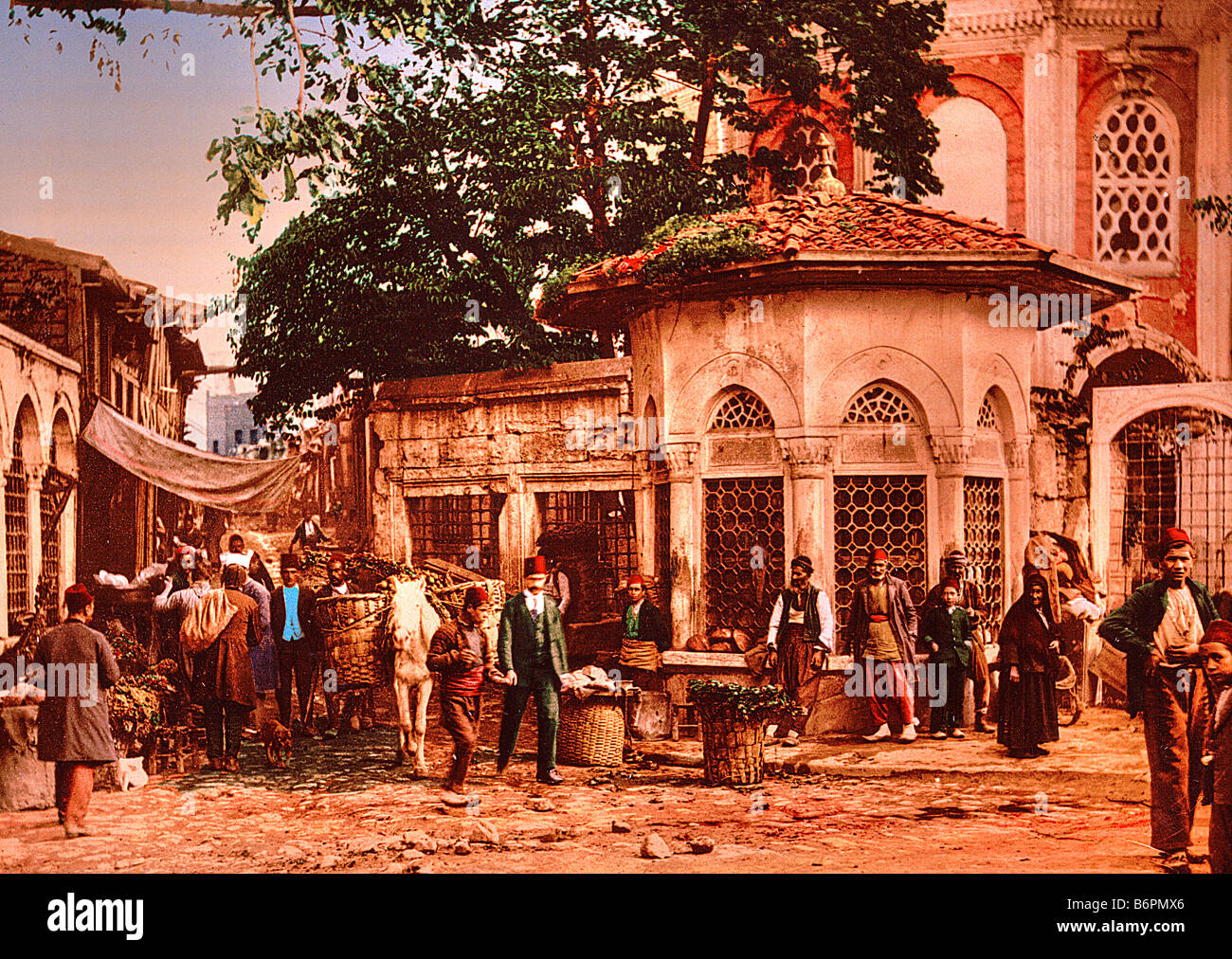Scena di strada di fronte alla fontana del sultano Ahmed, Istanbul Turchia Foto Stock