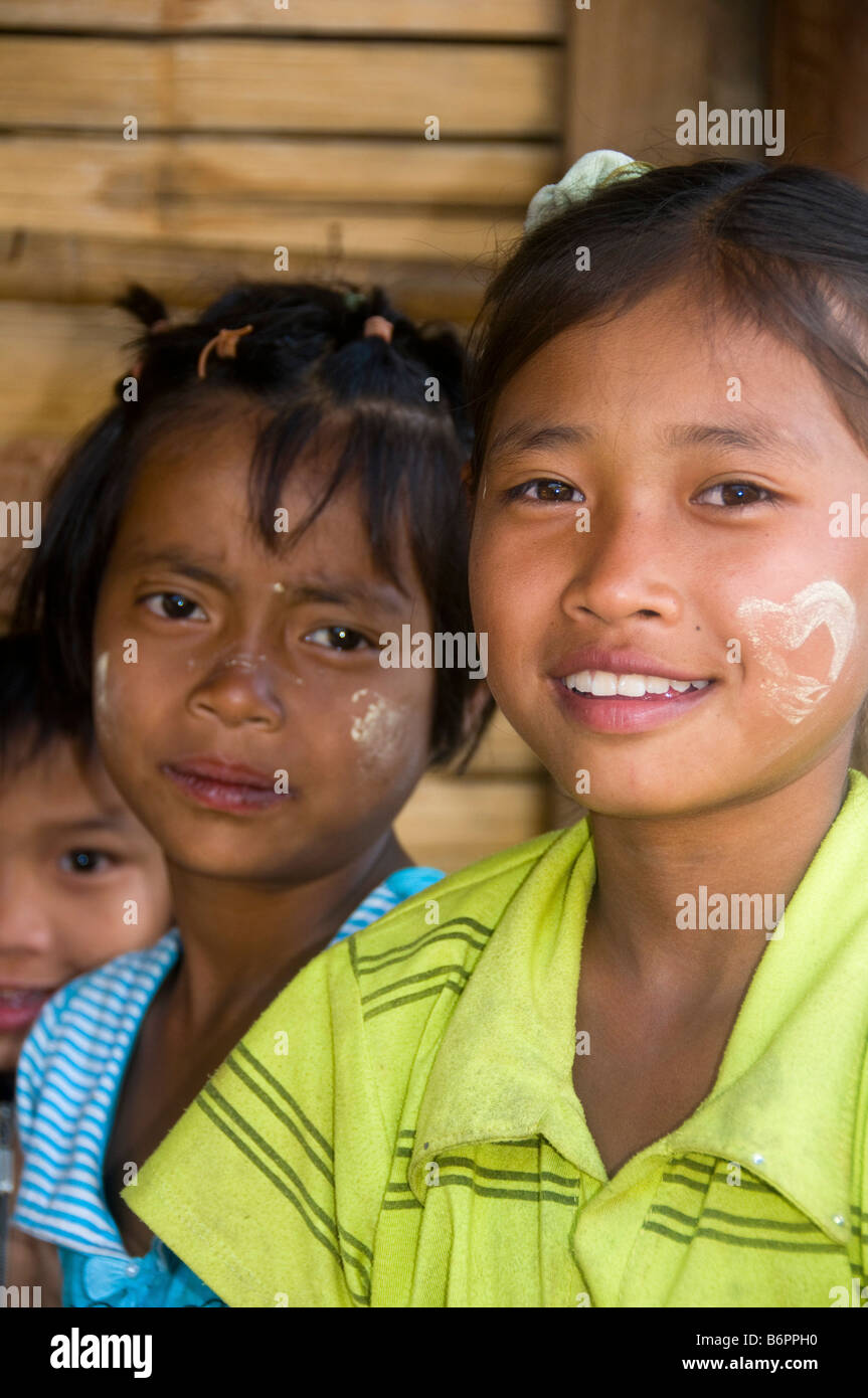 Ritratto di Karen bambine birmane in Umpian campo profughi in Thailandia Foto Stock
